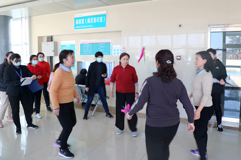 泰安市肿瘤防治院 组织庆"三·八"国际劳动妇女节踢毽子比赛